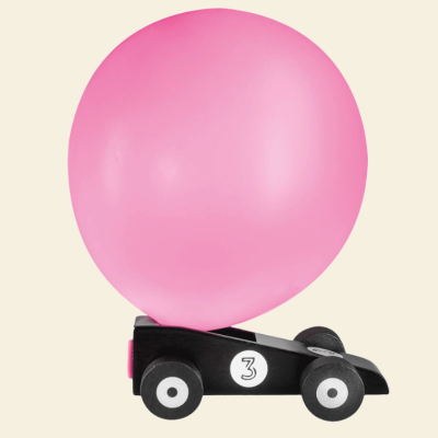 Carrinho de brinquedo preto em madeira com o número 3 e balão rosa