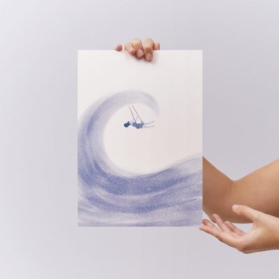 Ilustração de uma onda azul com barco pendurado dentro, em fundo branco.