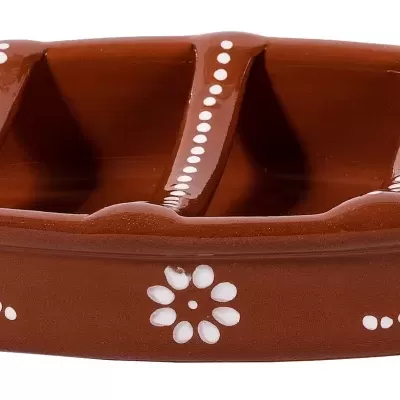 Travessa de cerâmica oval castanha com divisórias e decoração branca