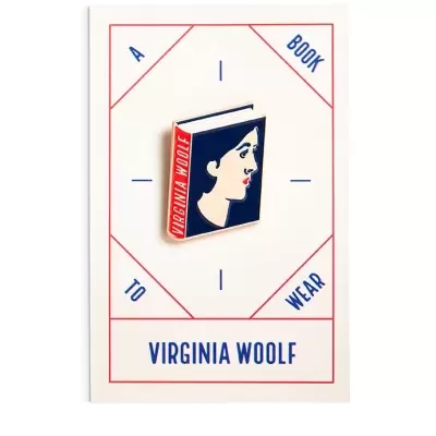 Pin em forma de livro com rosto de mulher e texto Virginia Woolf