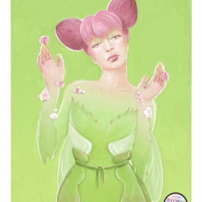 Mulher com cabelo rosa e vestido verde com detalhes de folhas e flores em fundo verde