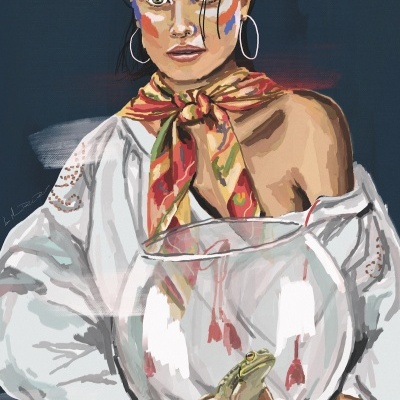 Mulher segurando aquário redondo com sapo dentro, vestindo blusa branca e lenço colorido