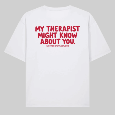 T-shirt branca com texto vermelho nas costas