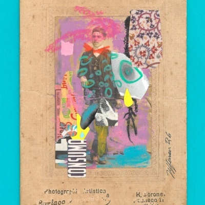 Cartão fotográfico antigo colorido com elementos gráficos e padrões florais