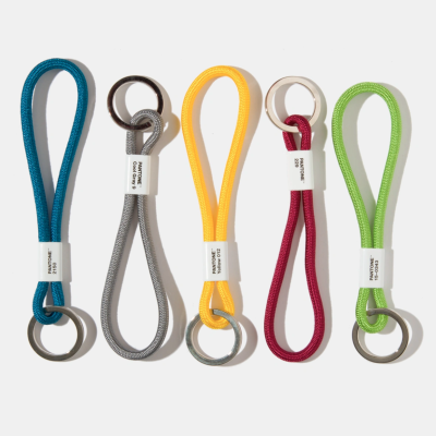 Cinco porta-chaves de corda coloridos com argolas metálicas sobre fundo branco