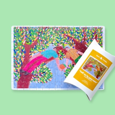 Puzzle colorido montado e embalagem com rótulo amarelo