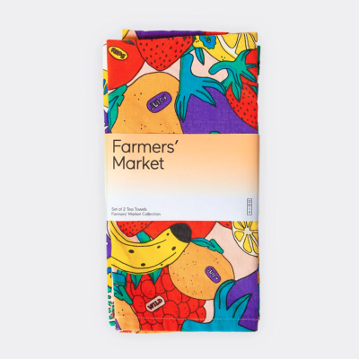 Panos de cozinha coloridos com ilustrações de frutas, embalagem com texto Farmers Market.