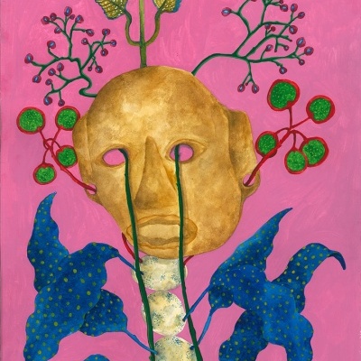 Pintura artística de uma máscara dourada com elementos florais coloridos sobre fundo rosa