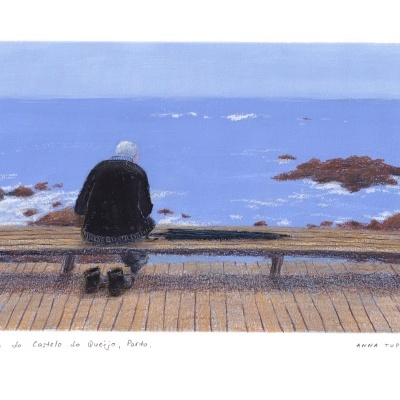 Pintura de pessoa idosa sentada num banco de madeira junto ao mar