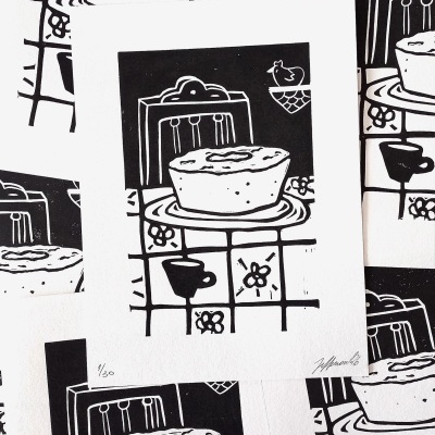 Impressão artística em preto e branco de fatia de bolo, chávena, jarra e pássaro de papel