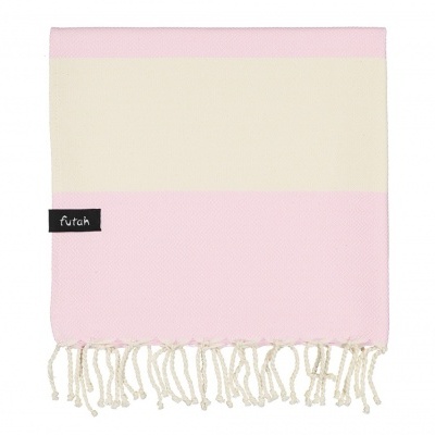 Toalha ou manta cor-de-rosa e creme com franjas e etiqueta 'futah'
