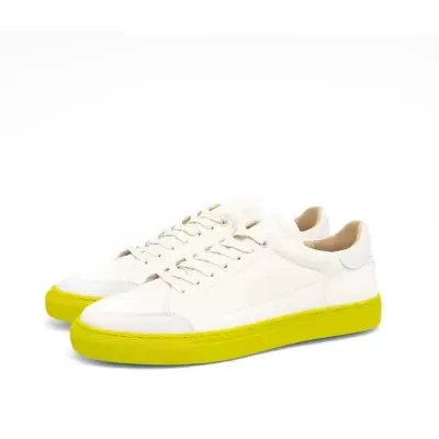 Ténis brancos com sola amarela