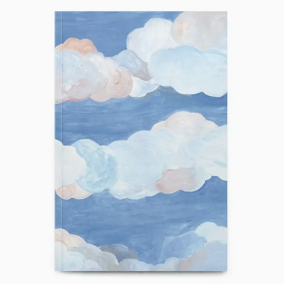 Caderno com capa de nuvens pintadas em azul, branco e bege