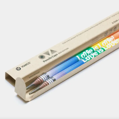 Duas tampas para lápis coloridas dentro de embalagem de cartão