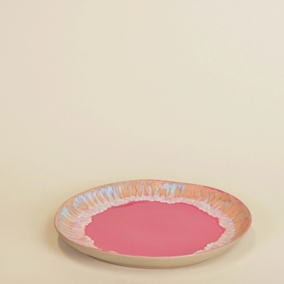 Prato de cerâmica rosa com borda decorativa