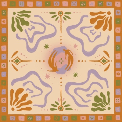 Pano quadrado com padrão geométrico e orgânico em tons laranja, verde, lilás e bege