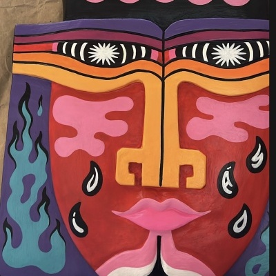 Máscara decorativa colorida com olhos estrelados e lágrimas