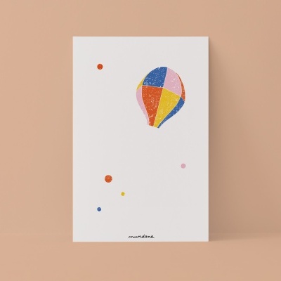 Postal branco com ilustração colorida de balão de ar quente e pontos coloridos.