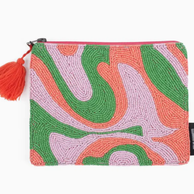 Carteira com contas decorativas coloridas e fecho com pendente laranja