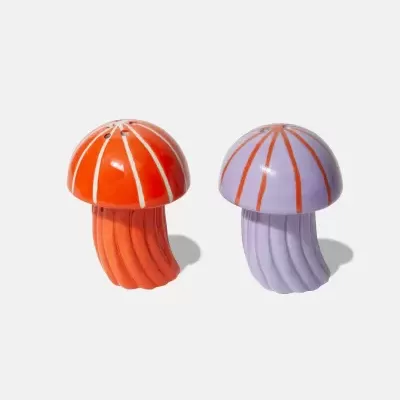 Saleiro e pimenteiro em cerâmica em formato de cogumelo, laranja e lilás com riscas.