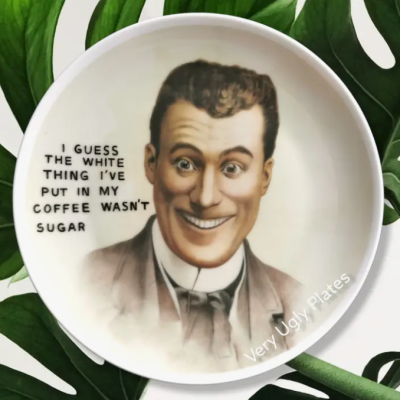 Prato branco com ilustração de homem sorridente e texto em inglês