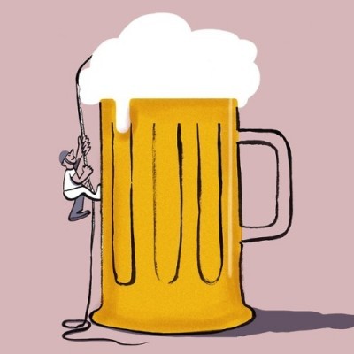 Desenho de copo de cerveja com boneco a escalar