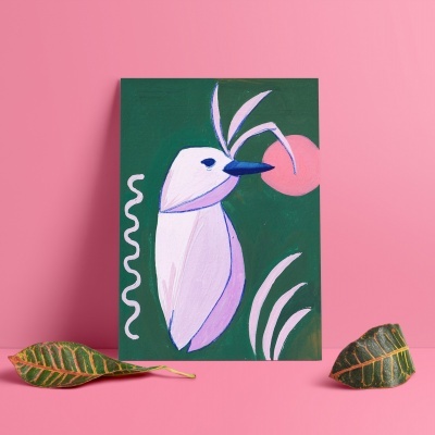 quadro decorativo com pintura estilizada de pássaro branco sobre fundo verde e rosa
