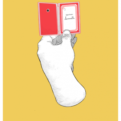 Mão segurando isqueiro vermelho aberto com texto 'Ceci From Alexandra'