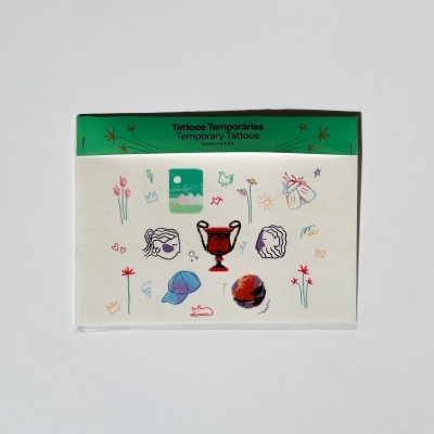 Pacote de tatuagens temporárias com diversas ilustrações coloridas em fundo claro e faixa verde com texto no topo.