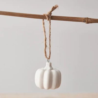Ornamento em forma de abóbora branca suspenso por cordão rústico