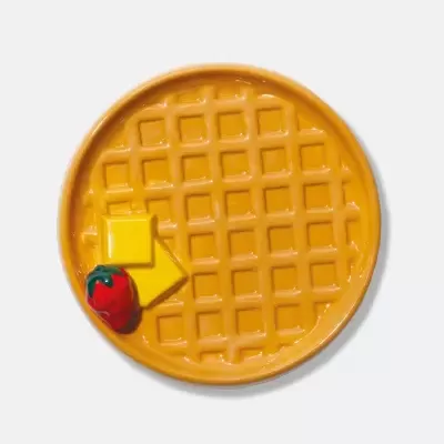 Prato redondo cerâmico com design de waffle amarelo, fatias de manteiga e morango
