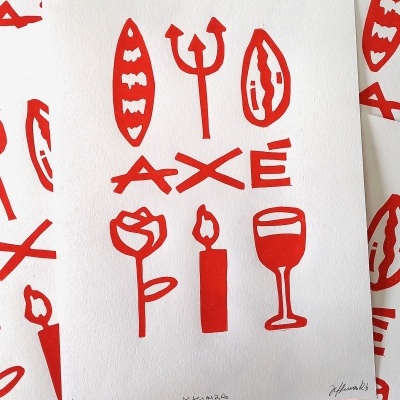 Papel branco com ilustração vermelha de símbolos e palavra AXÉ