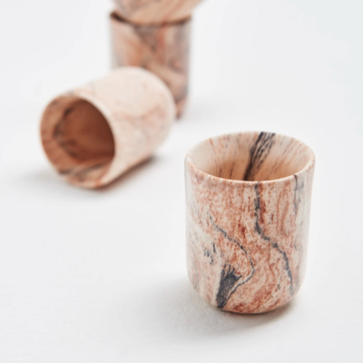 Vaso cilíndrico pequeno em pedra marmorizada com padrão castanho e preto