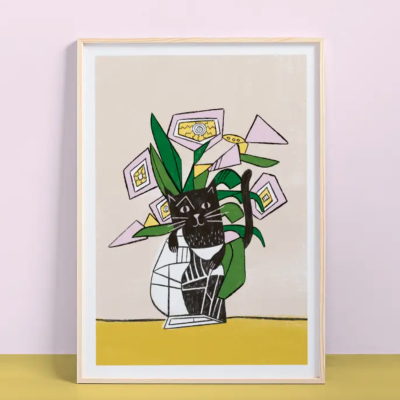 Gravura emoldurada com vaso, flores geométricas e gato preto estilizado