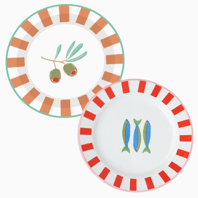 Dois pratos de cerâmica com riscas coloridas e desenhos no centro