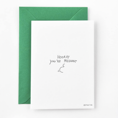 Cartão branco para anúncio de gravidez com envelope verde
