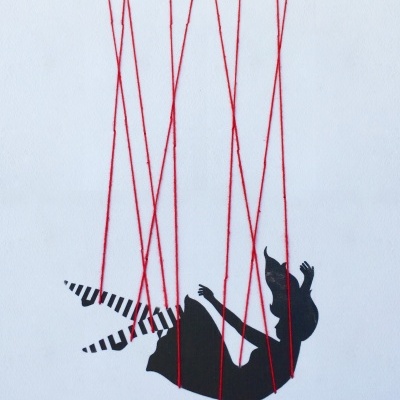 Pintura mural de figura humana suspensa por fios vermelhos