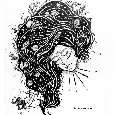 Ilustração de mulher com cabelos longos contendo símbolos do espaço e um rosto feminino.