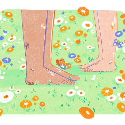Dois pares de pés descalços sobre relva com flores e borboletas