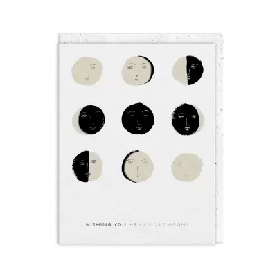 Cartão branco com ilustrações de luas com rostos e texto WISHING YOU MANY MORE MOONS