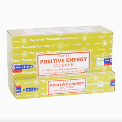 Caixa verde de incenso Satya Positive Energy com texto vermelho e branco e logos ambientais