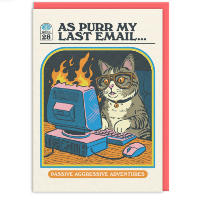 Cartão com gato a olhar computador antigo a arder e texto humorístico.