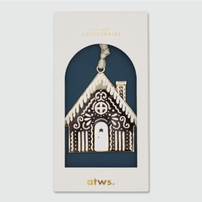 Pendente em forma de casa decorada em castanho, branco e dourado numa embalagem branca