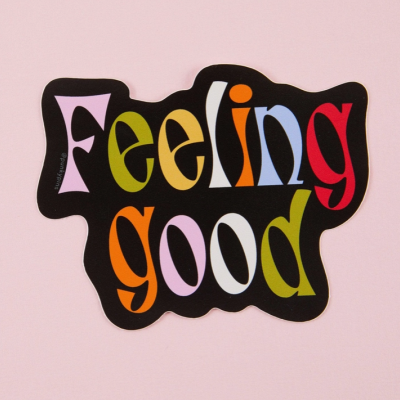 adesivo colorido com texto feeling good sobre fundo rosa