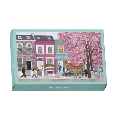 Caixa azul claro com ilustração de rua colorida e texto NOTTING HILL