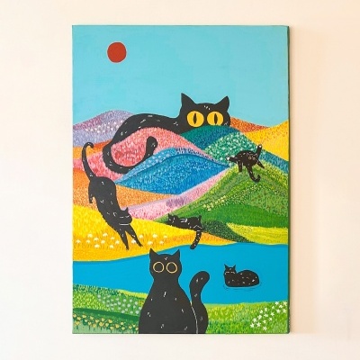 Pintura colorida com gatos pretos e montanhas coloridas