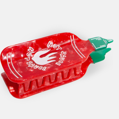 Objeto decorativo formato garrafa molho picante vermelho com tampa verde