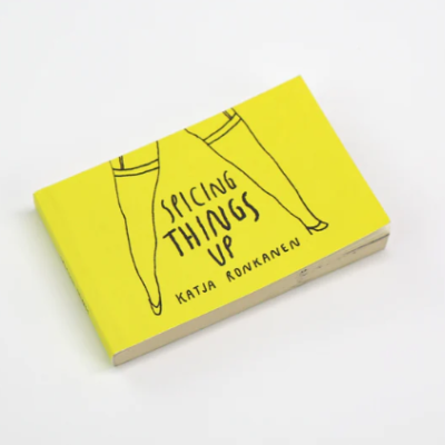 Livro amarelo com título e ilustração de pernas em preto