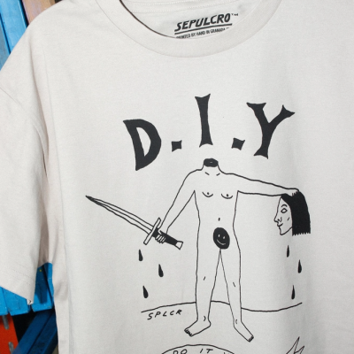 T-shirt branca com desenho em preto de figura humana sem cabeça segurando uma espada e uma cabeça decapitada, pendurada num cabide.