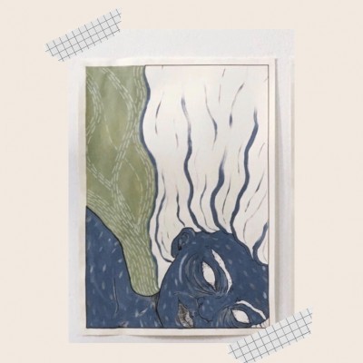 Ilustração artística de rosto azul com cabelos brancos em fundo verde e azul, fixada com fitas adesivas.